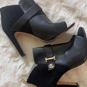 Open Toe Bootie Cage leather and suede with gold details
Back Zipper
4" heel